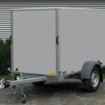 Saris DV135 mit Rampe und Seitentüre - Kofferanhänger - 1350 kg